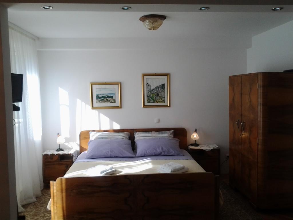 Apartments Donika Komiza Bagian luar foto