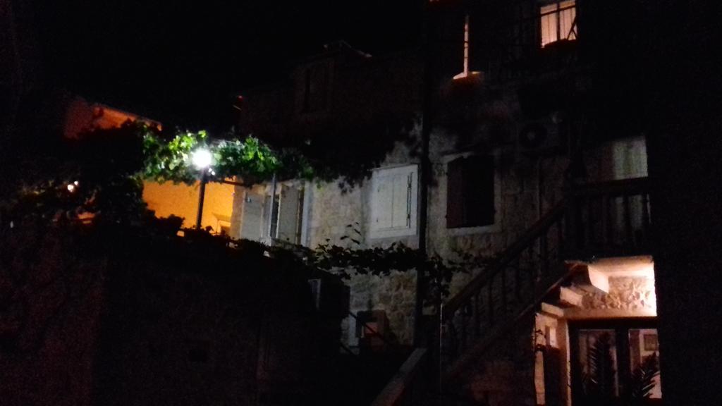 Apartments Donika Komiza Bagian luar foto