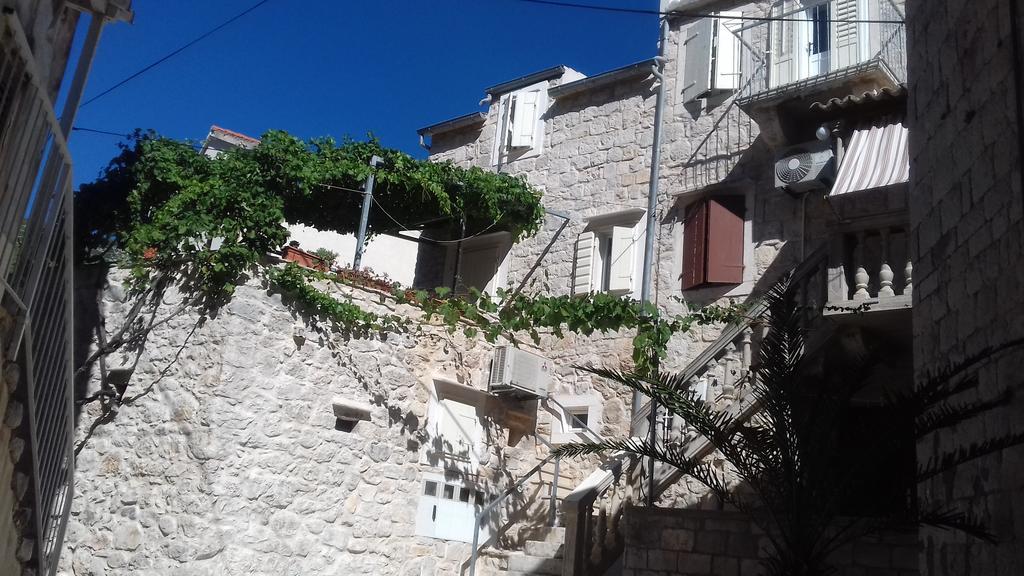 Apartments Donika Komiza Bagian luar foto